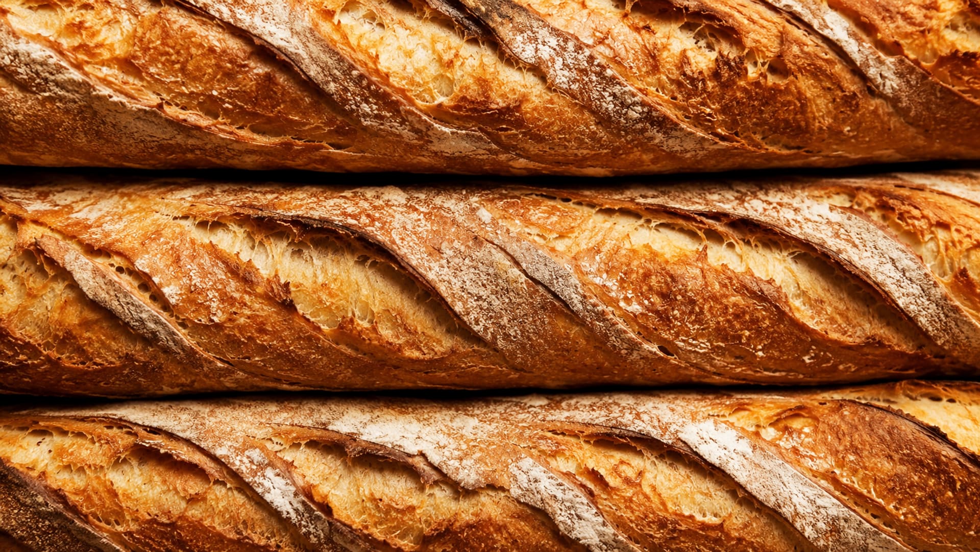 Frisch gebackene knusprige Baguettes